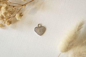 Een zilver ashangertje in hartjesvorm
