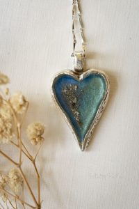 Handgemaakte echt zilveren hanger met blauwe kleur en as erin verwerkt