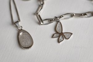 Herinneringssieraad vlinder hangertje rvs zilver met parelmoer gevuld met as