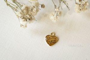 Goud verguld zilveren hangertje met gouden hars met haren.