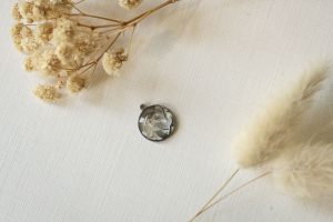 Een RVS zilver ashangertje