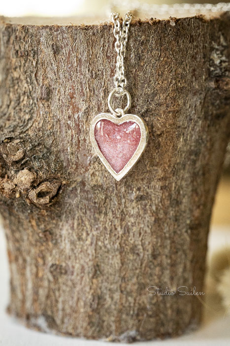 zilver-hartje-ashanger Een zilveren met roze ashanger in de vorm van een hartje.